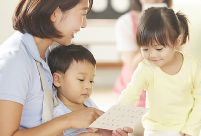 会話をする子どもたち