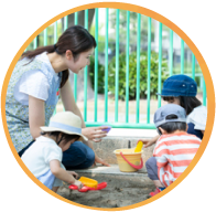 砂遊びをする子どもたち