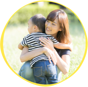 子どもを抱きしめる女性