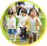 行進する子どもたち