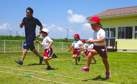 運動する子どもたち