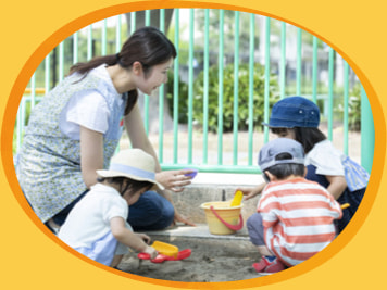 砂遊びをする園児