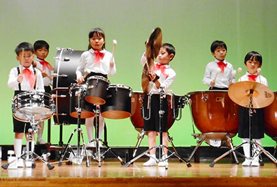 演奏をする子どもたち