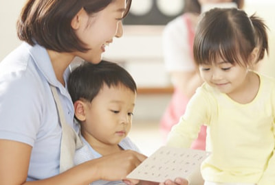 会話する子どもたち