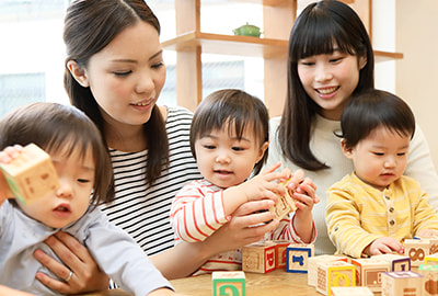 運動する子育て中のお母さんたち